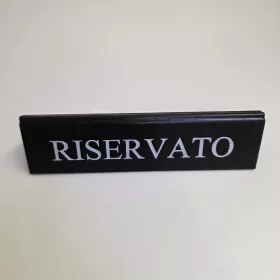   RISERVATO cedulka „Rezervováno", černá koženka, s bílým nápisem, velká