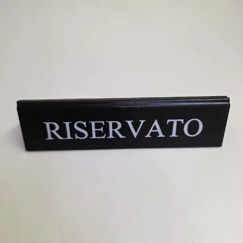 RISERVATO cedulka „Rezervováno", černá koženka, s bílým nápisem, velká