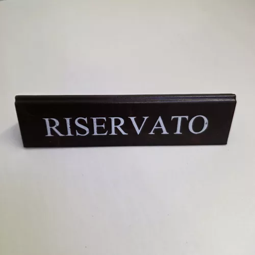 RISERVATO cedulka „Rezervováno", tmavě hnědá koženka, s bílým nápisem, velká