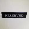 RESERVED cedulka „Rezervováno", černá koženka, s bílým nápisem, velká