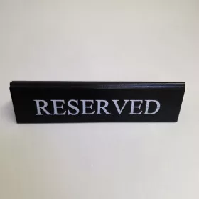   RESERVED cedulka „Rezervováno", černá koženka, s bílým nápisem, velká
