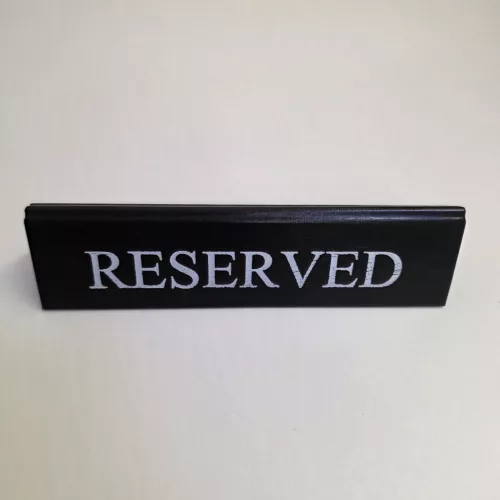 RESERVED cedulka „Rezervováno", černá koženka, s bílým nápisem, velká