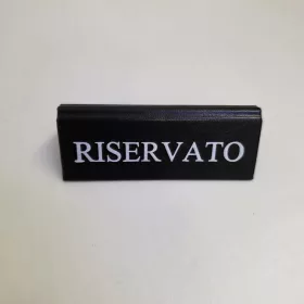   RISERVATO cedulka „Rezervováno", černá koženka, s bílým nápisem, malá