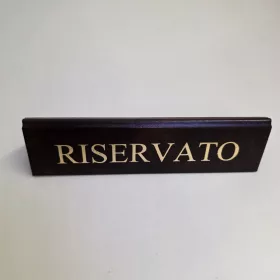   RISERVATO cedulka „Rezervováno", tmavě hnědá koženka, se zlatým nápisem, velká