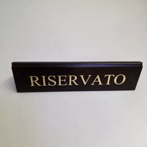 RISERVATO cedulka „Rezervováno", tmavě hnědá koženka, se zlatým nápisem, velká