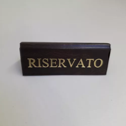RISERVATO cedulka „Rezervováno", tmavě hnědá koženka, se zlatým nápisem, malá