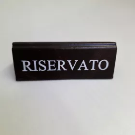   RISERVATO cedulka „Rezervováno", tmavě hnědá koženka, s bílým nápisem, malá