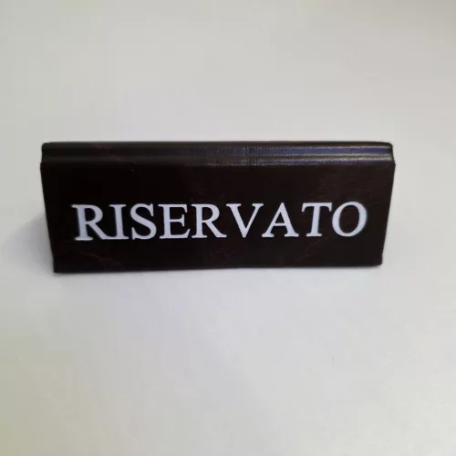 RISERVATO cedulka „Rezervováno", tmavě hnědá koženka, s bílým nápisem, malá