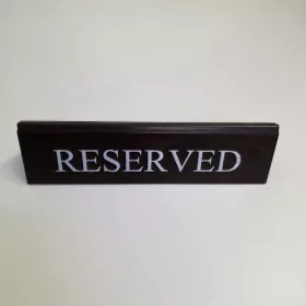   RESERVED cedulka „Rezervováno", tmavě hnědá koženka, s bílým nápisem, velká