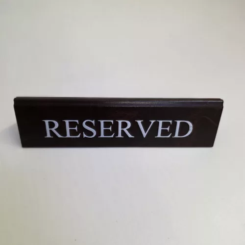 RESERVED cedulka „Rezervováno", tmavě hnědá koženka, s bílým nápisem, velká