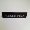 RESERVED cedulka „Rezervováno", tmavě hnědá koženka, s bílým nápisem, velká
