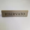 RISERVATO cedulka „Rezervováno", zlatá koženka, s hnědým nápisem, velká