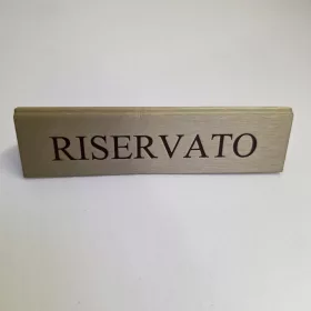   RISERVATO cedulka „Rezervováno", zlatá koženka, s hnědým nápisem, velká