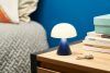 Lexon Mina M Medium přenosná LED lampa - tmavě modrá