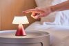 Přenosná LED lampa Lexon Luma M se synchronizací barev - tmavě červená